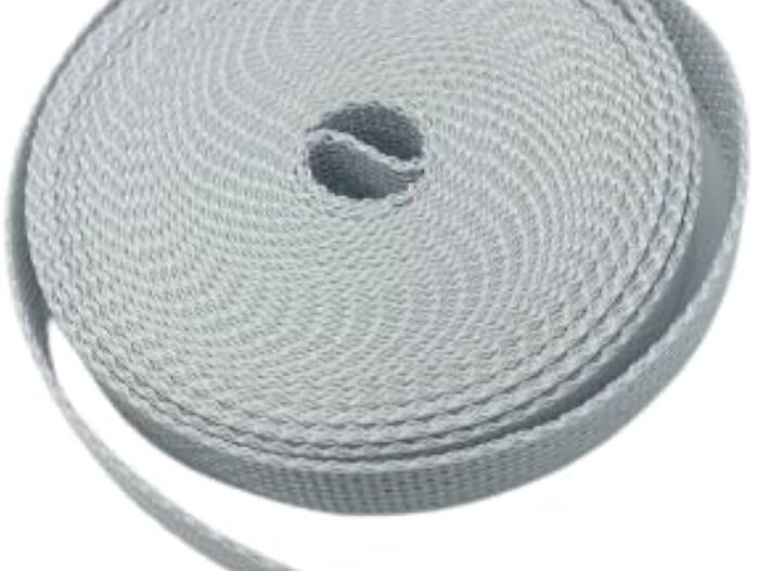 31IxFwIpBkL._AC_UF894,1000_QL80_ Na zdjęciu widać zbliżenie szarej, zwiniętej rolki wytrzymałej taśmy, częściowo rozwiniętej na jednym końcu. Teksturowana powierzchnia taśmy sugeruje jej wytrzymałość i przydatność do ciężkich zadań, takich jak naprawa bram, rolet i barier. Na jednolitym białym tle zdjęcie podkreśla solidną konstrukcję taśmy, idealną do zabezpieczania przedmiotów w różnych zastosowaniach.