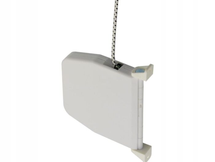 3oslsb.0d4da0.xl Obraz na stronie internetowej przedstawia widok z boku chowanego wieszaka na ubrania umieszczonego w eleganckiej białej obudowie. To praktyczne urządzenie ma rozciągliwy przewód, idealny do wieszania ubrań zarówno wewnątrz, jak i na zewnątrz. Minimalistyczny design obudowy podkreśla funkcjonalność i wygodę, idealnie pasuje do nowoczesnych przestrzeni mieszkalnych w Warszawie.