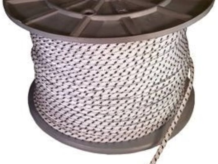 41VlqNMvSgL._AC_UF894,1000_QL80_ Szara cylindryczna szpula zawiera szpulę mocnej białej liny akcentowanej czarnymi plamkami. Koniec liny jest lekko rozplątany, wdzięcznie zwisając ze szpuli, prezentując jej trwałą i elastyczną konstrukcję idealną do różnych zastosowań naprawczych w bramach, roletach i barierach w całej Warszawie.