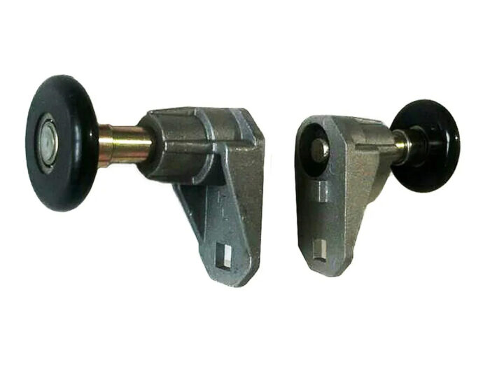 6210812353 Na zdjęciu widać zestaw metalowych rolek do drzwi przesuwnych zaprojektowanych z czarnymi kołami, idealnych do napraw bram, rolet i barier. Każda rolka jest wyposażona w solidny uchwyt montażowy, z którego wystaje cylindryczny metalowy pręt, aby połączyć się z kołem. Cały zestaw jest przedstawiony na czystym białym tle, co podkreśla ich konstrukcję i potencjalne zastosowanie w różnych pracach naprawczych w Warszawie.