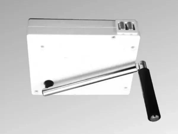 ed-125 Na stronie internetowej znajduje się obraz eleganckiego, białego urządzenia mechanicznego przeznaczonego do naprawy bram w Warszawie. Jest ono pokazane z kątowej perspektywy z góry, co podkreśla jego kompaktową i minimalistyczną konstrukcję. Urządzenie zawiera czarny uchwyt i solidne metalowe ramię korby.