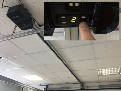 hqdefault Obraz na naszej warszawskiej stronie internetowej poświęconej naprawom przedstawia sufit z siatką ozdobioną świetlówkami. Centralnym punktem obrazu jest wiszący głośnik i cyfrowy panel wyświetlacza, na którym wyraźnie widać numer 2. Palec jest uchwycony w trakcie naciskania przycisku na tym panelu, co podkreśla interakcję z zaawansowanymi systemami sterowania.