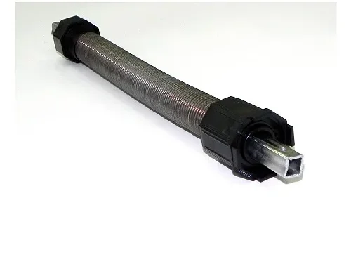 mekhanizm-pruzhinno-inercionnyj-6sim12-21 Obraz na stronie internetowej przedstawia metalową sprężynę naciągową na białym tle. Każdy koniec sprężyny jest zamknięty czarnym plastikiem, a jedna strona ma charakterystyczny kwadratowy metalowy występ. To szczegółowe zbliżenie podkreśla elementy używane do napraw bram, rolet i barier w Warszawie.