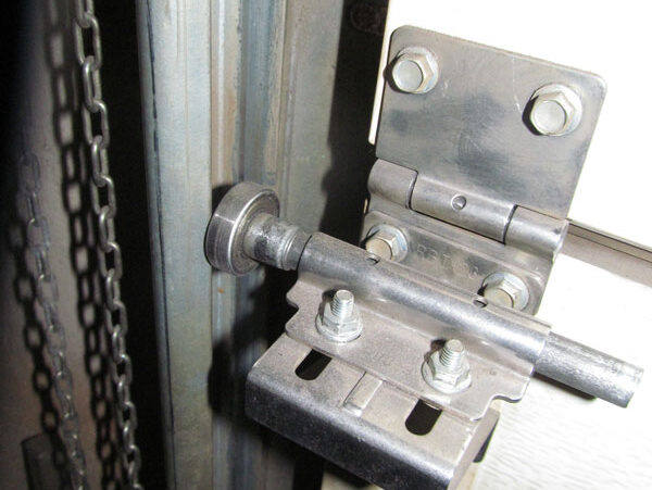 tab10b Zdjęcie na stronie internetowej poświęconej naprawie bram, rolet i barier w Warszawie przedstawia metalowy zamek przesuwny zabezpieczający drzwi. Obok zamka widoczny jest łańcuch. Sam zamek jest przymocowany za pomocą śrub i wkrętów. Na zdjęciu znajduje się stempel z datą 2 stycznia 2011 r.