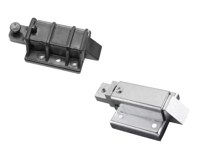 26_max Obraz na tej stronie internetowej przedstawia dwa elementy mechaniczne na prostym białym tle. Jednym z elementów jest czarny metalowy wspornik, wyróżniający się cylindrycznym elementem u góry i zaprojektowany z wieloma otworami montażowymi dla bezpiecznego montażu. Drugim elementem jest srebrny wspornik, wyróżniający się kanciastym kształtem i kilkoma otworami montażowymi, które sugerują łatwość mocowania. Części te są prawdopodobnie niezbędnymi elementami przy naprawie lub montażu bram, rolet i barier w Warszawie.