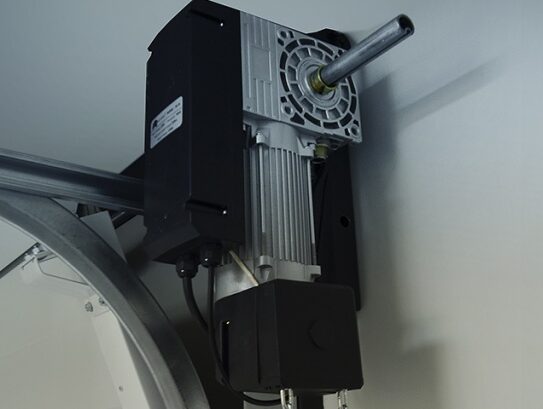 642dcce6ee2ec92157c4d2503b14ea0c Na specjalistycznej stronie internetowej poświęconej naprawom bram, rolet i barier w Warszawie znajduje się obraz przedstawiający widok z bliska mechanicznego układu silnikowego. Z tego urządzenia, które jest bezpiecznie zamontowane na ścianie, wystaje metalowy pręt. Wydaje się, że jest to integralna część mechanizmu bramy przemysłowej lub garażowej, złożona z różnych metalowych i plastikowych elementów.