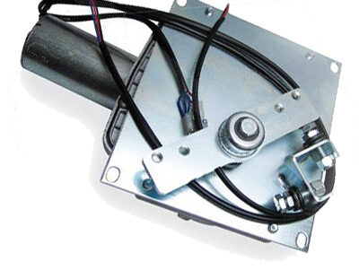 Na warszawskiej stronie internetowej prezentującej naprawy bram, rolet i barier znajdziesz obraz solidnego silnika przekładniowego wykonanego z metalu. To urządzenie jest przymocowane do prostokątnej płyty metalowej i ma kilka przymocowanych przewodów. Zawiera cylindryczny element, co podkreśla jego przeznaczenie w operacjach mechanicznych.