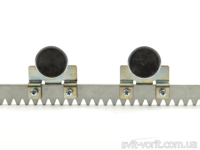 avtomatica_otkatnye_Rotelli_SL_1100_Premium_61 Obraz na stronie internetowej przedstawiający naprawy bram, rolet i barier w Warszawie przedstawia dwa okrągłe magnesy przymocowane do metalowego stojaka o ząbkowanych krawędziach. Magnesy te są bezpiecznie utrzymywane na miejscu za pomocą solidnych wsporników i śrub, wszystkie ustawione na czystym białym tle.