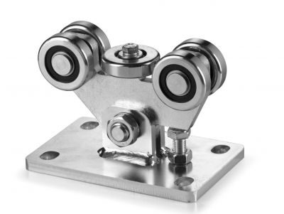 hi_motions_301_5_xl Obraz na stronie internetowej przedstawia błyszczący metalowy zestaw rolek zaprojektowany dla systemów bramowych w Warszawie. Zamontowany na solidnej prostokątnej podstawie, zestaw mieści cztery koła bezpiecznie przytrzymywane przez centralny wspornik. Dwie pary kół są umieszczone na górze, a konstrukcja jest wyposażona w śruby i nakrętki do precyzyjnej regulacji, zapewniając płynne działanie bram i okiennic.