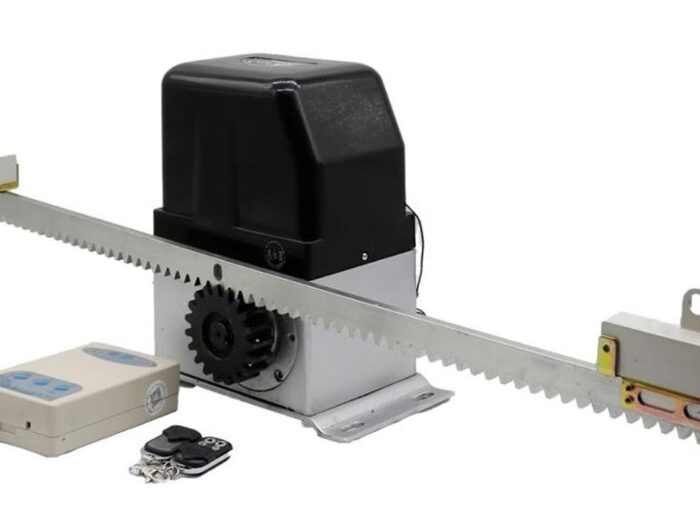 maxresdefault Na naszej warszawskiej stronie internetowej, specjalizującej się w naprawach bram, rolet i barier, znajdziesz obraz przedstawiający kompleksowy system elektrycznego otwierania bram. Zestaw zawiera elegancką czarną jednostkę napędową połączoną z solidną metalową szyną ozdobioną ząbkowanymi krawędziami dla wydajnej pracy. Dołączony jest biały pilot wyposażony w przyjazne dla użytkownika przyciski i dodatkowy brelok, wszystko starannie zaprojektowane, aby zwiększyć automatyzację bram przesuwnych.