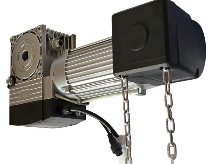 privod-osevoj-dlya-sekczionnyh-vorot-nordmotors-ni-35 Na tej stronie internetowej wyświetlany jest obraz solidnego, srebrnego przemysłowego otwieracza drzwi garażowych z elegancką czarną obudową ochronną. Zamontowany poziomo, prezentuje wyrafinowany system przekładni i przymocowane łańcuchy, wraz z kablem elektrycznym, podkreślając jego rolę w automatyzacji funkcji drzwi. Ta konfiguracja jest przykładem rodzaju sprzętu używanego do napraw bram i okiennic w całej Warszawie.