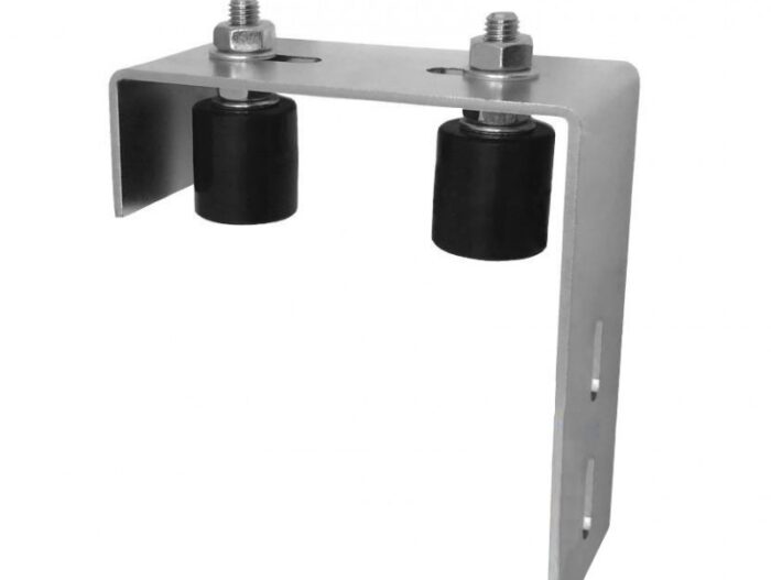 rolka-prowadzaca-fi-20-mm-do-bramy-ze-sruba Obraz na stronie internetowej przedstawia metalowy wspornik z dwoma czarnymi cylindrycznymi rolkami, wyposażonymi w regulowane śruby. Ta konfiguracja została zaprojektowana przez ekspertów, aby wspierać lub prowadzić różne obiekty w środowiskach przemysłowych.